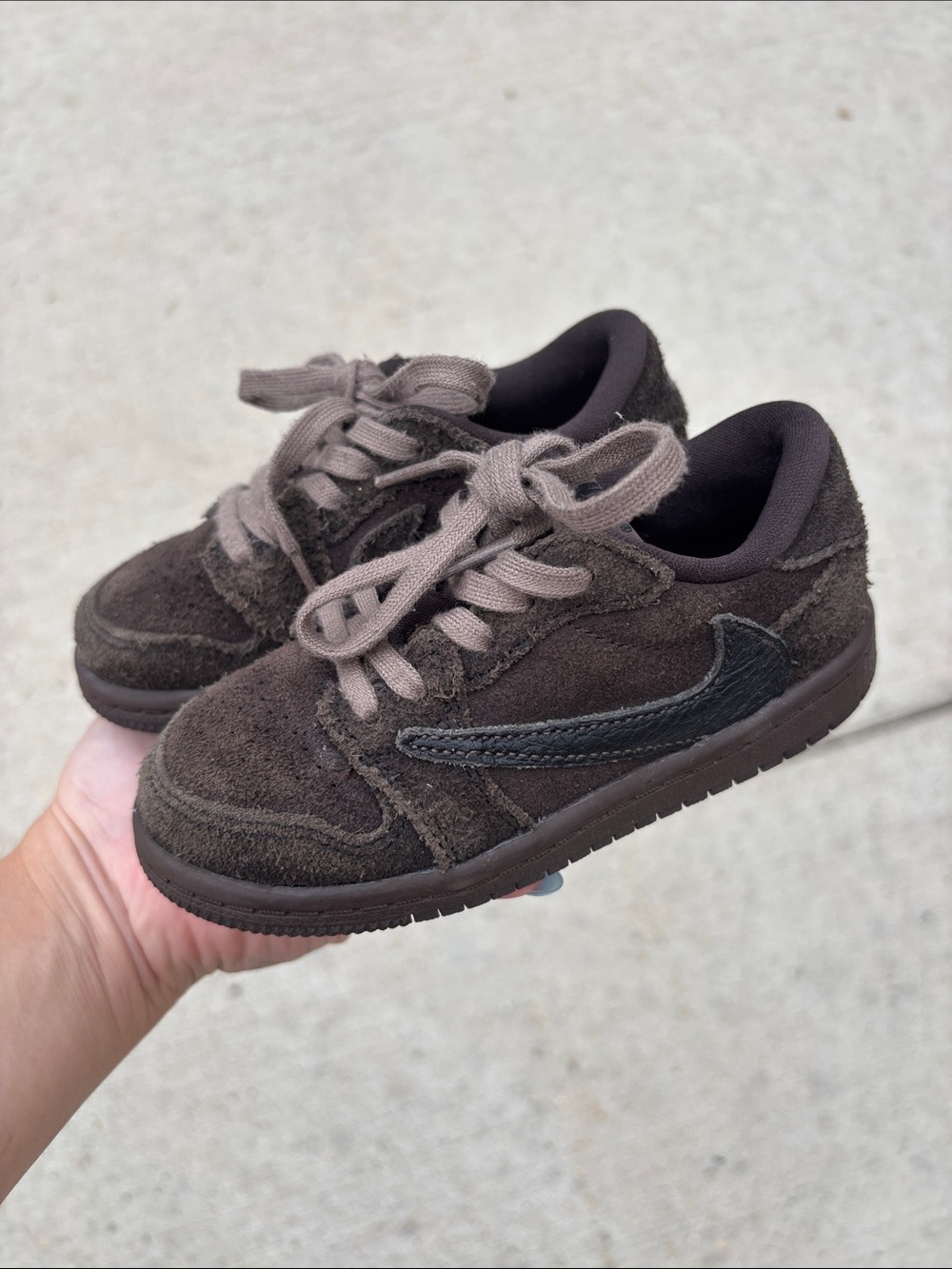 Travis Scott Kids Suede Low-Top Sneakers in Dark Brown